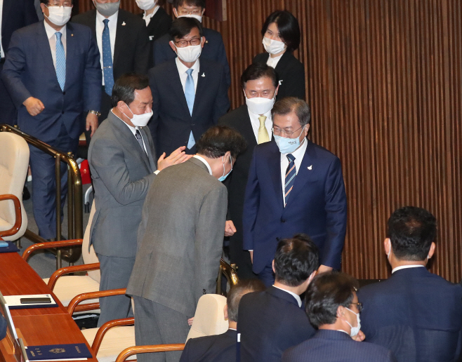 이낙연 의원과 인사하는 문 대통령