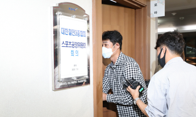 회의장 들어가는 김규봉 트라이애슬론 감독<YONHAP NO-3519>