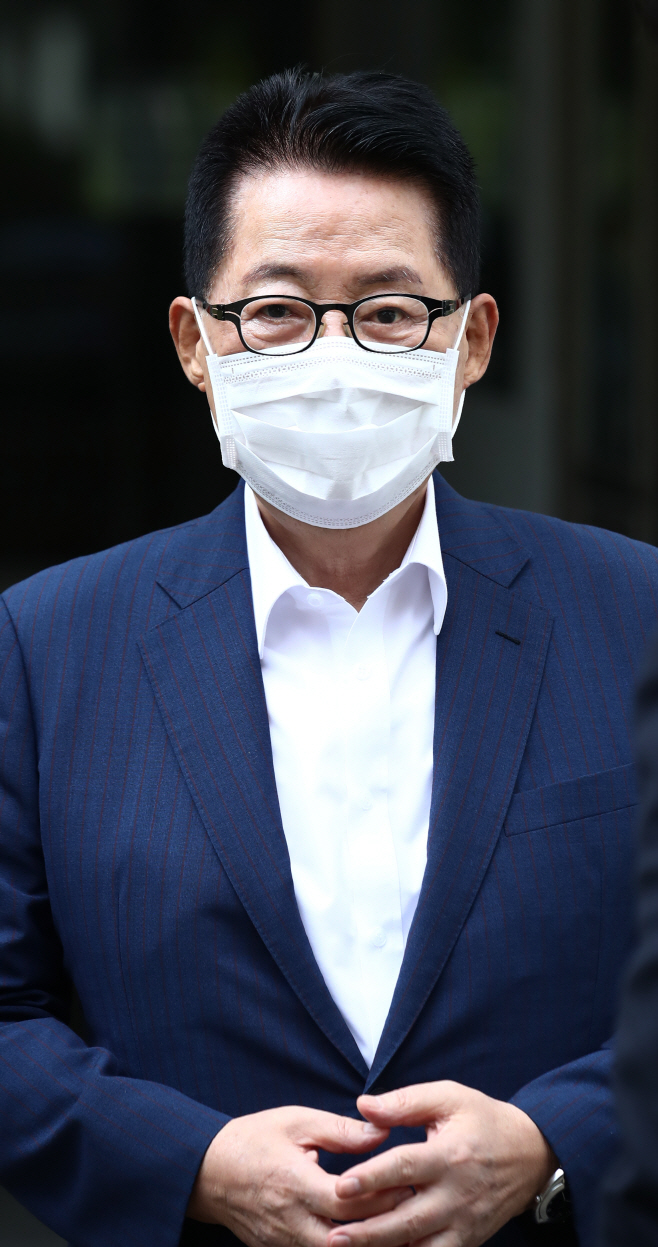 두 손 모은 박지원 국정원장 후보자