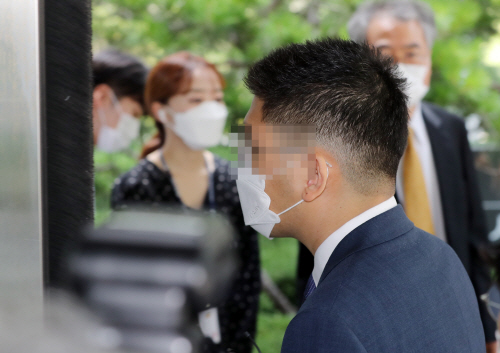 중앙지법 들어서는 전 채널A 기자