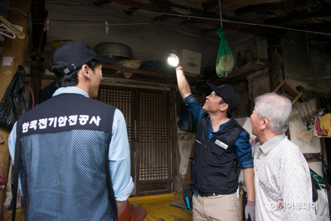 안전요령을 설명중인 공사 직원