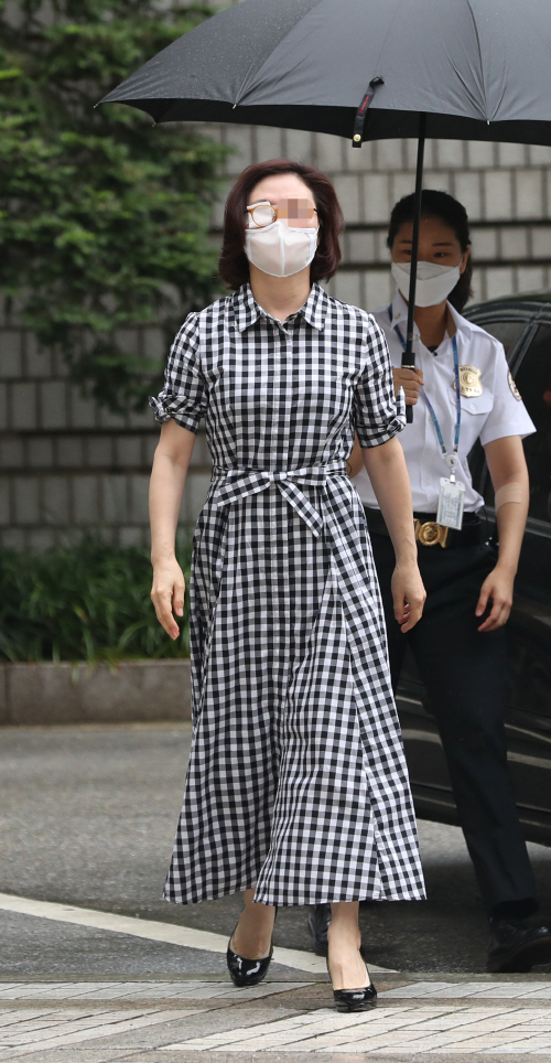 법정으로 향하는 정경심 교수<YONHAP NO-3739>