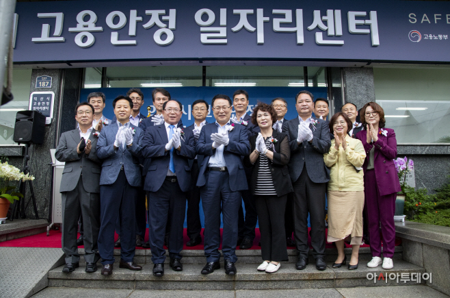 익산시%20고용안전%20일자리센터%20개소식%20-%20기념촬영