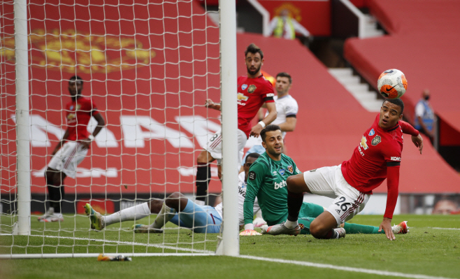 SOCCER-ENGLAND-MUN-WHU/RE... <REUTERS)
