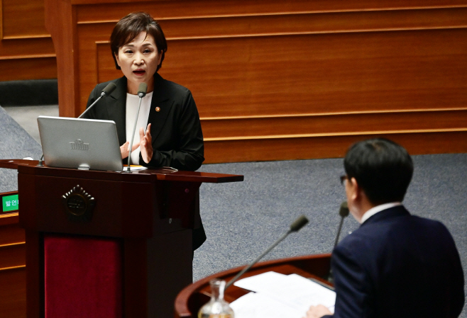 [포토] 김현미 국토부 장관 '서병수 의원 질의에 답변'