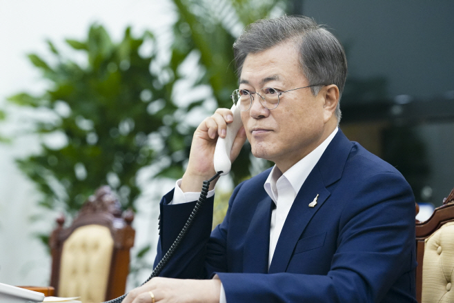 아던 뉴질랜드 총리와 통화하는 문 대통령