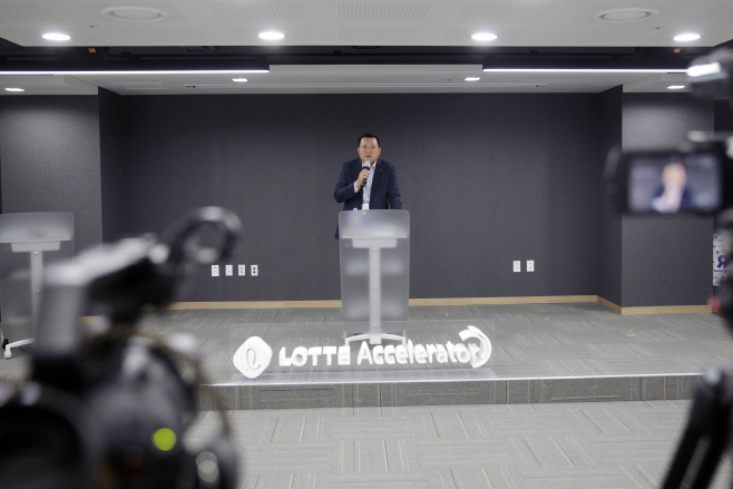 [사진1] 롯데액셀러레이터 온라인 데모데이_황각규 부회장 축사