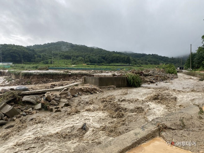 붕괴된 산양저수지로 피해를 본 마을