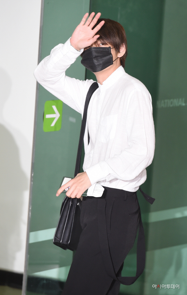 [포토] 방탄소년단 뷔, 인사도 스웨그