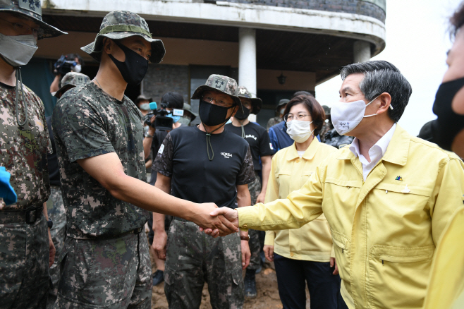 장병 격려하는 정경두 장관