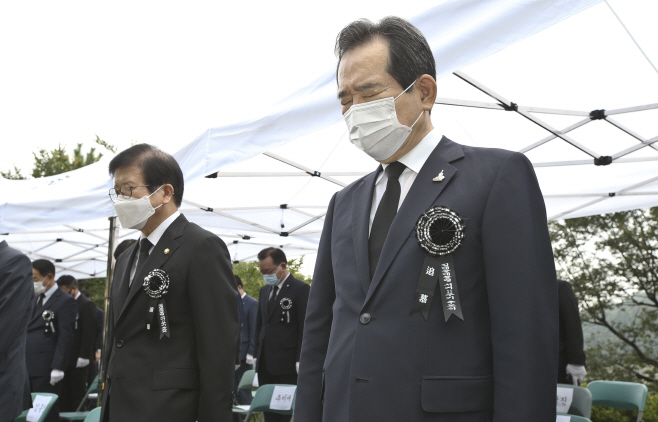 묵념하는 정세균 총리와 박병석 국회의장