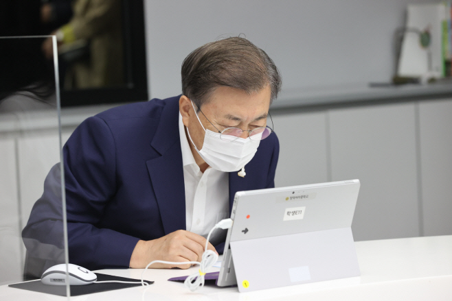 문 대통령 '오늘은 스마트스쿨 일일학생'