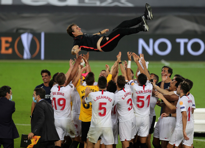 FBL-EUR-C3-SEVILLA-INTER <YONHAP NO-2479> (AFP)