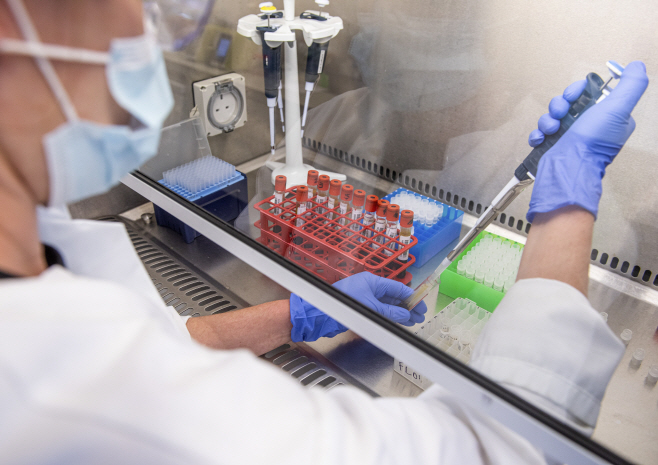 Virus Outbreak Britain Vaccine <YONHAP NO-4132> (AP)
