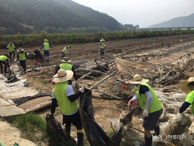 관련사진 2(김해시도시개발공사 합천 수해피해 복구 자원봉사)
