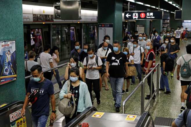 Virus Outbreak Hong Kong Daily Life <YONHAP NO-4123> (AP)