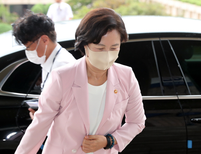 출근하는 추미애 법무부 장관