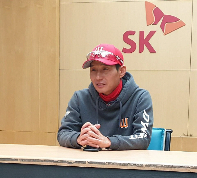 인터뷰하는 SK 염경엽 감독<YONHAP NO-3061>