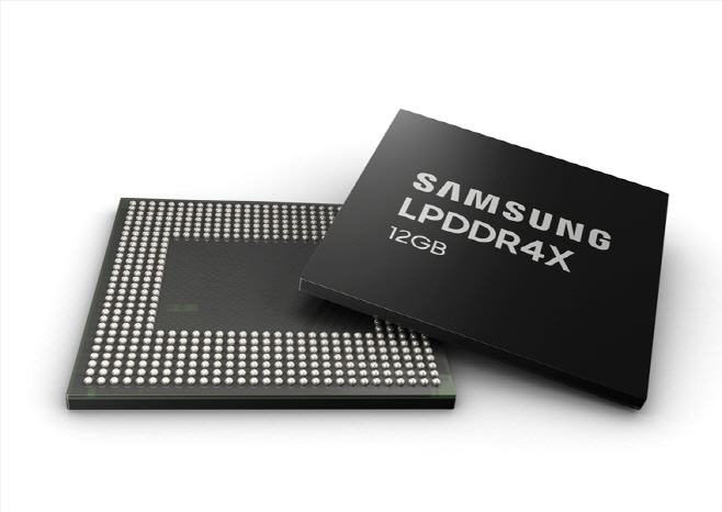삼정전자의 12GB LPDDR4X 모바일 D램-출처=삼성전자