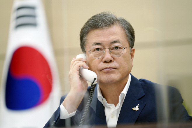 투르크메니스탄 대통령과 통화하는 문 대통령