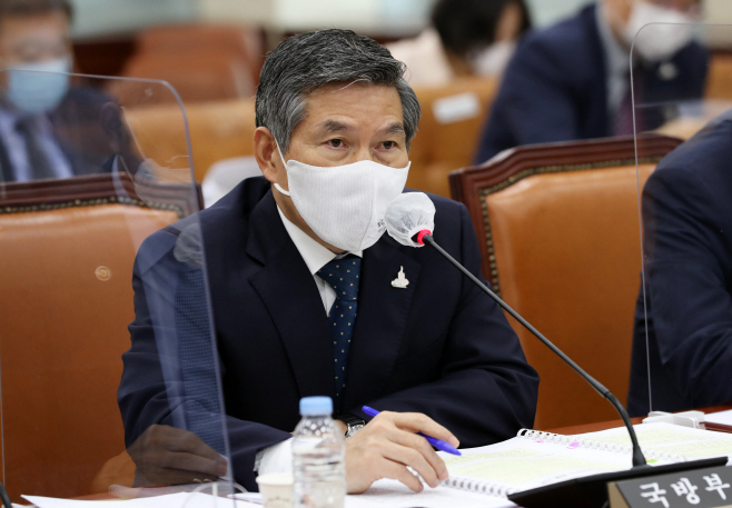 답변하는 정경두 국방부 장관