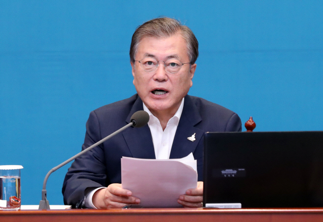 문 대통령, 수석·보좌관 회의 주재
