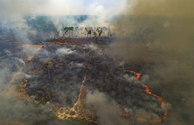 APTOPIX Brazil Amazon Fires <YONHAP NO-2845> (AP)