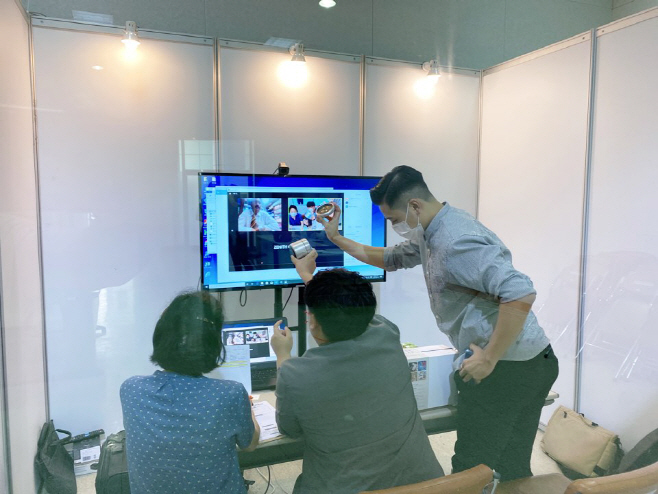 대전중소기업아 중동지역 온라인 수출상담회하고 있는 모습