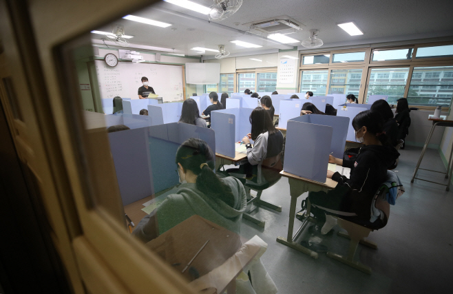 수능 모의고사 치는 수험생들