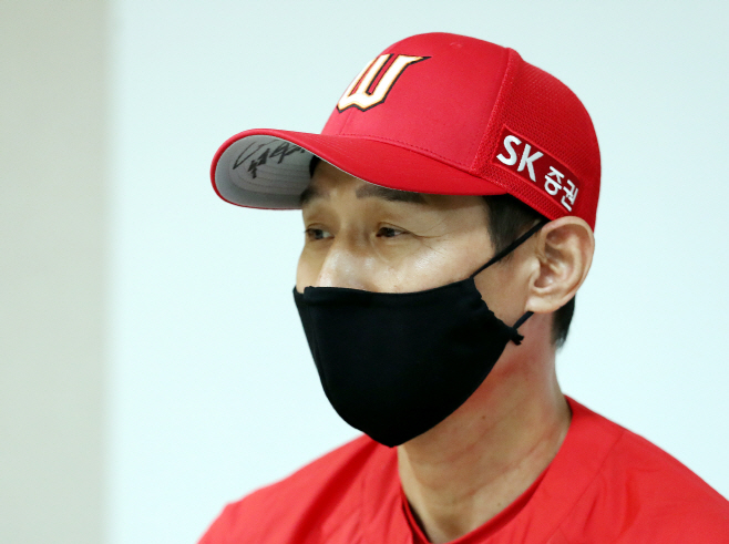 현장 복귀한 염경엽 SK 와이번스 감독<YONHAP NO-3818>