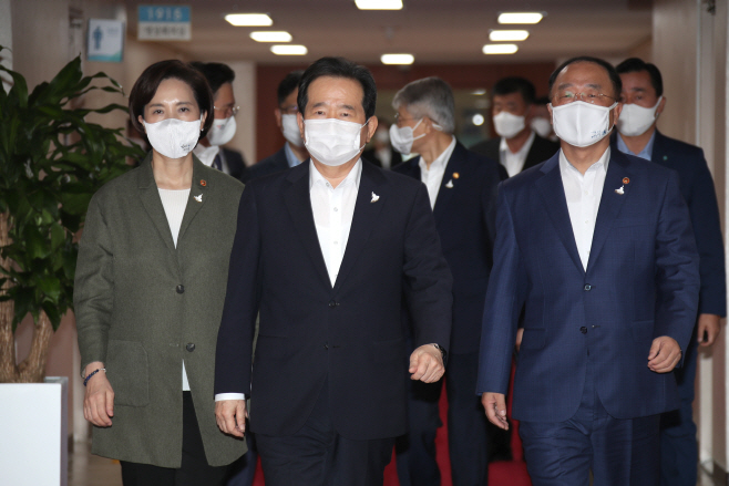 국무회의 참석하는 총리와 부총리