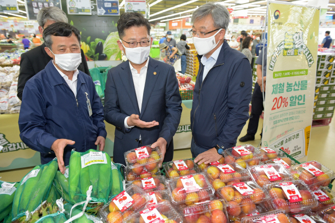 김현수 장관, 농축산물 소비촉진 현장 방문