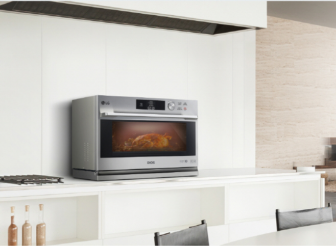 [사진1] LG 디오스 광파오븐(ML32UW)의 연출 사진