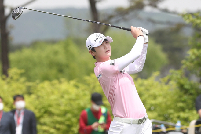 공 바라보는 박성현<YONHAP NO-2756>