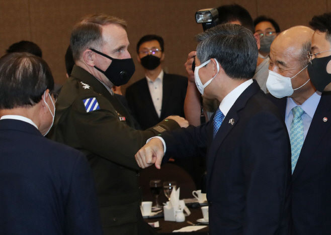 팔꿈치 인사