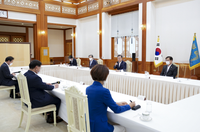 민주당 지도부와 간담회 하는 문 대통령