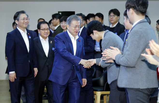 한국판 CES 참석하며 마이스터고 학생들과 인사하는 문 대통령