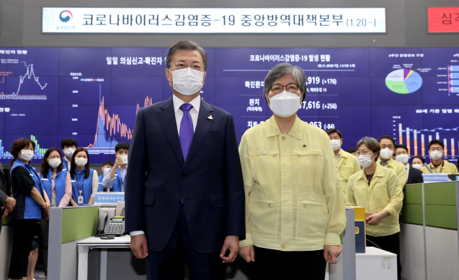 기념촬영 하는 문재인 대통령과 정은경 초대 질병관리청장