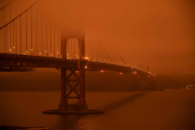 TOPSHOT-CORRECTION-US-FIRES <YONHAP NO-5187> (AFP)