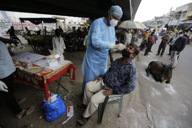 Virus Outbreak India <YONHAP NO-5817> (AP)
