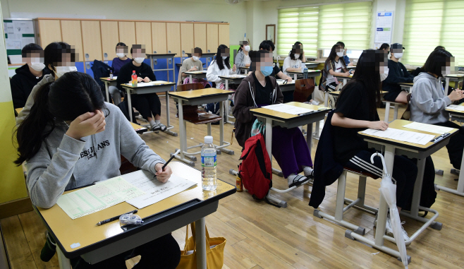 긴장감 감도는 고3 교실
