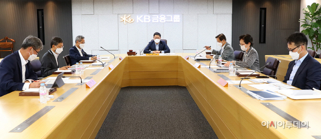 [사진] 25일 개최된 KB금융지주 ESG위원회 회의 모습