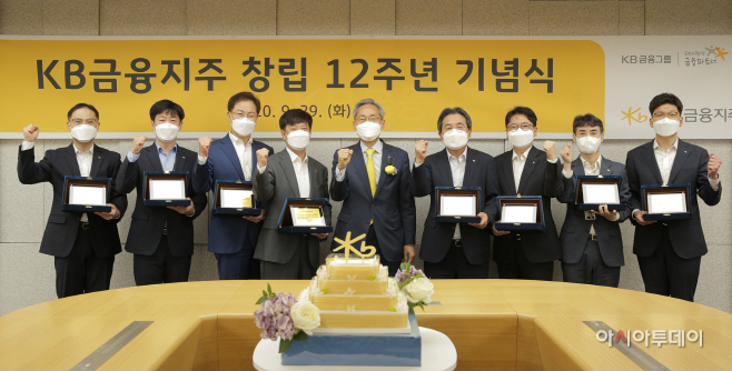 [사진] 창립 12주년 기념식에서 장기근속 직원들과 기념사진