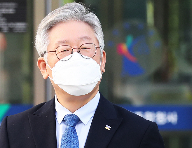 파기환송심 첫 재판 마치고 나오는 이재명 경기지사