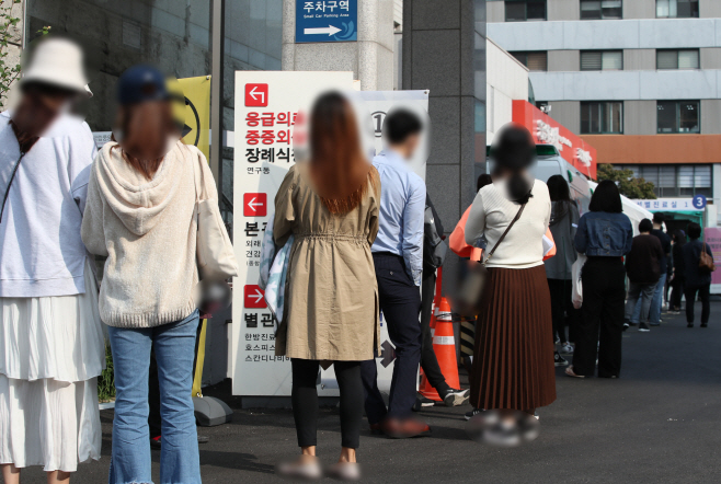 이른 아침부터 붐비는 코로나19 선별진료소<YONHAP NO-1569>
