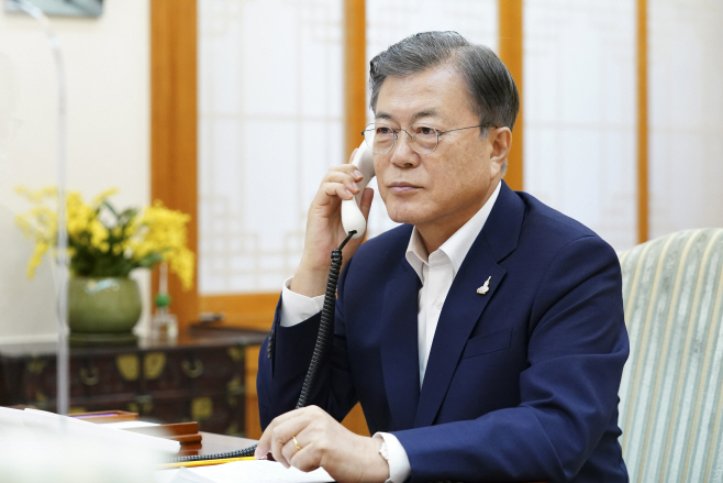 문 대통령, 독일 총리와 통화