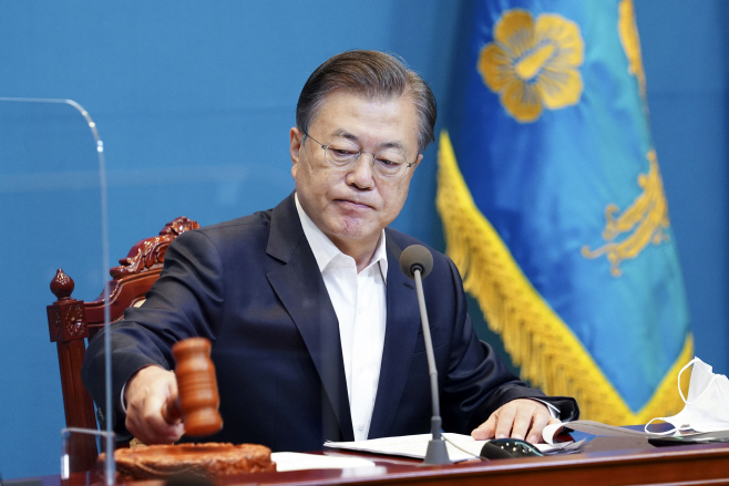 의사봉 두드리는 문 대통령