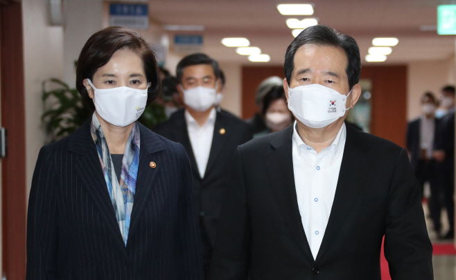 국무회의 참석하는 정세균 총리