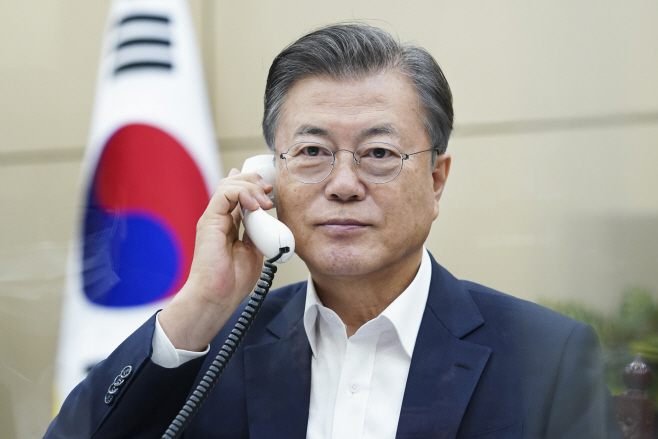 우즈베키스탄 대통령과 통화하는 문 대통령