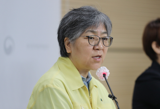 예방접종 중단 관련 브리핑하는 정은경<YONHAP NO-3243>